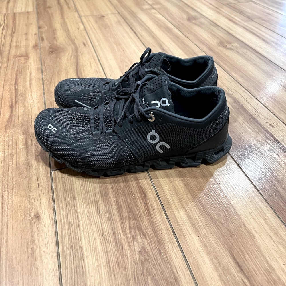 On Running women’s sneakers size 8